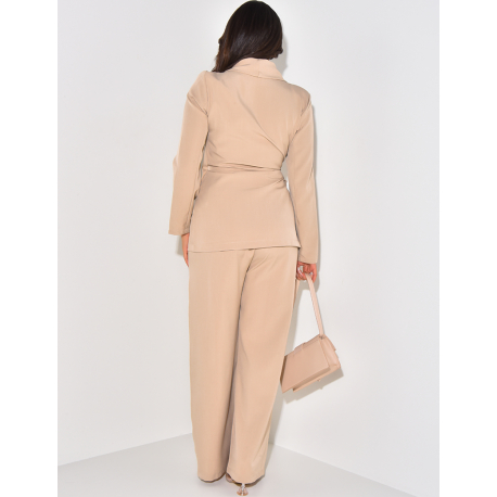 Ensemble de tailleur pantalon et veste à nouer Ensemble de tailleur pantalon et veste à nouer