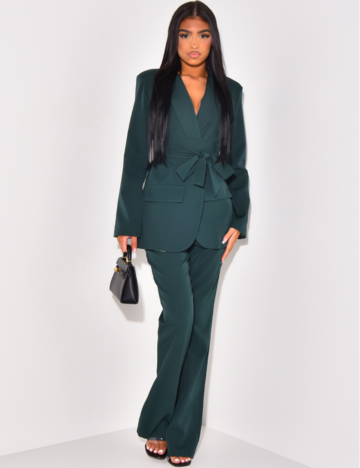 Ensemble de tailleur a ceinture large et pantalon patte d eph