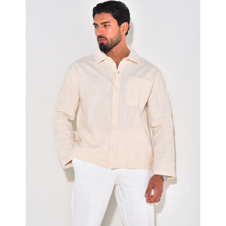 Chemise en lin manches longues à motifs brodés sur les manches Chemise en lin manches longues à motifs brodés sur les manches