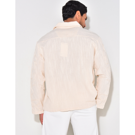 Chemise en lin manches longues à motifs brodés sur les manches Chemise en lin manches longues à motifs brodés sur les manches
