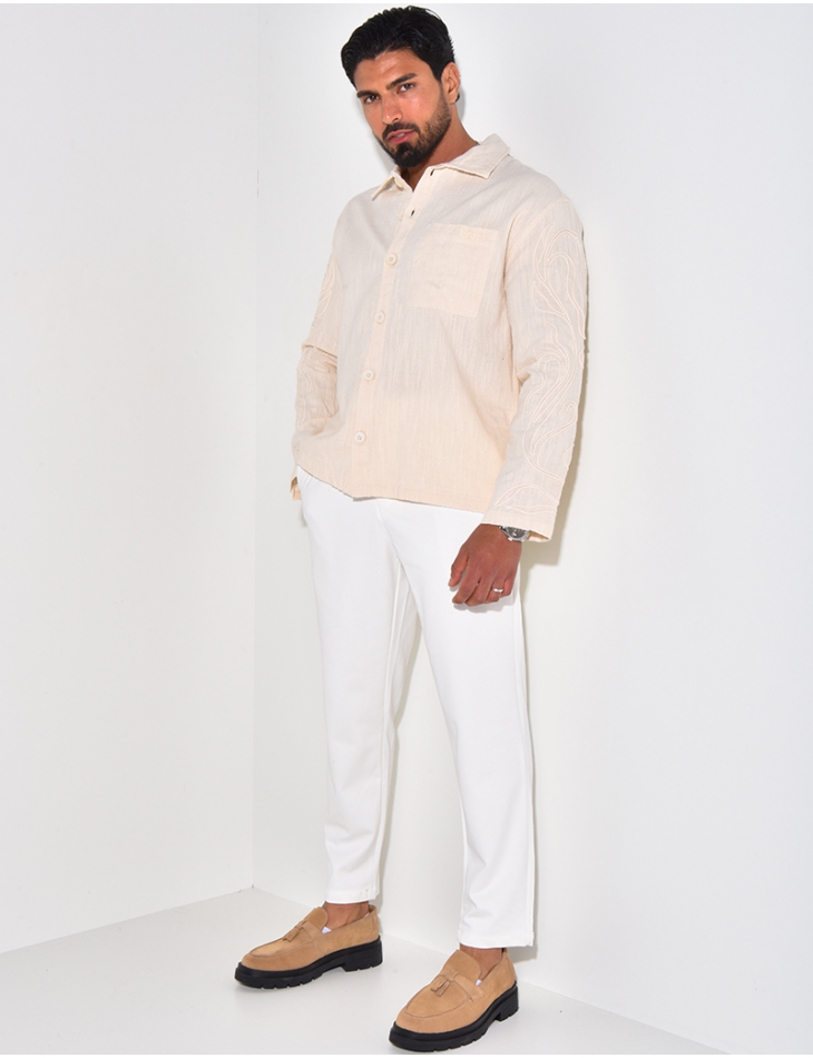 Chemise en lin manches longues à motifs brodés sur les manches Chemise en lin manches longues à motifs brodés sur les manches