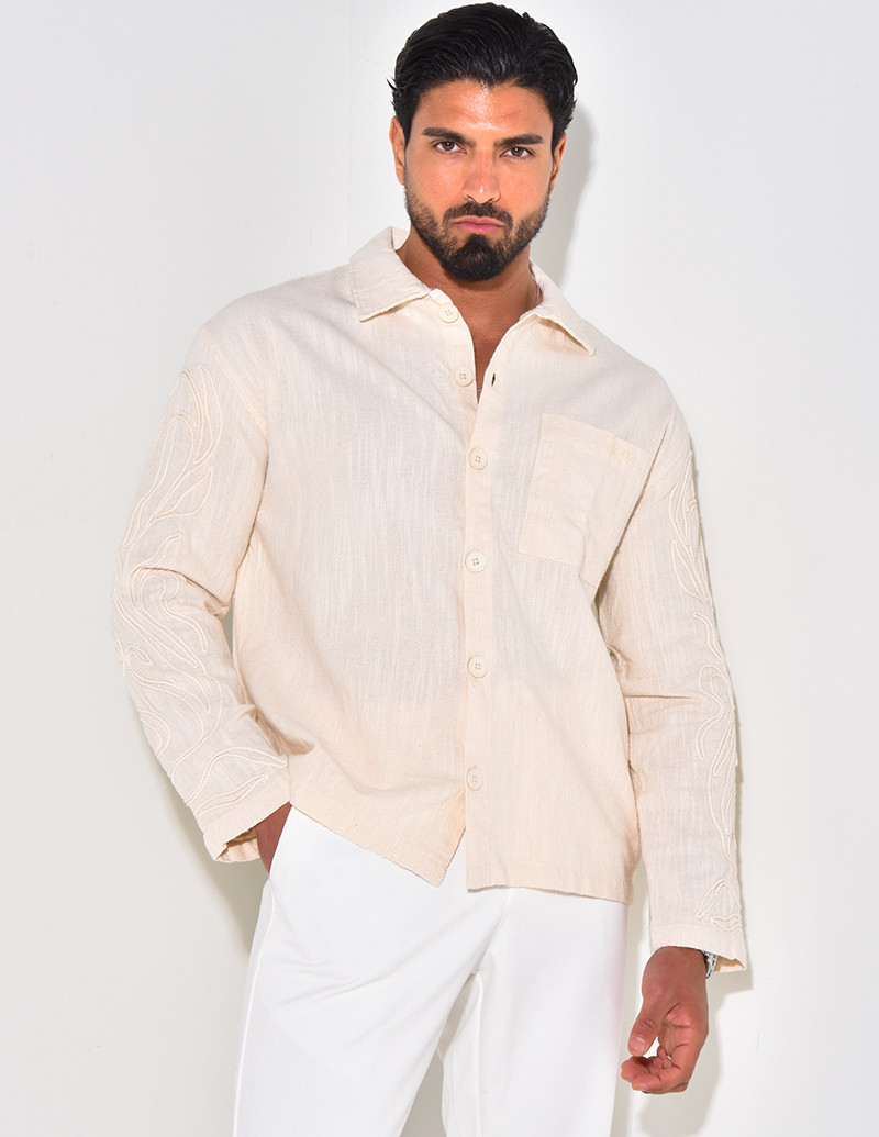 Chemise en lin manches longues à motifs brodés sur les manches