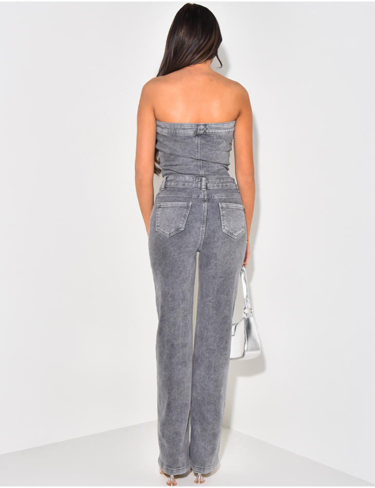 Gerade geschnittener, trägerloser Overall aus Denim. Gerade geschnittener, trägerloser Overall aus Denim.