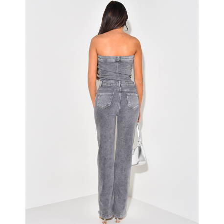 Gerade geschnittener, trägerloser Overall aus Denim. Gerade geschnittener, trägerloser Overall aus Denim.