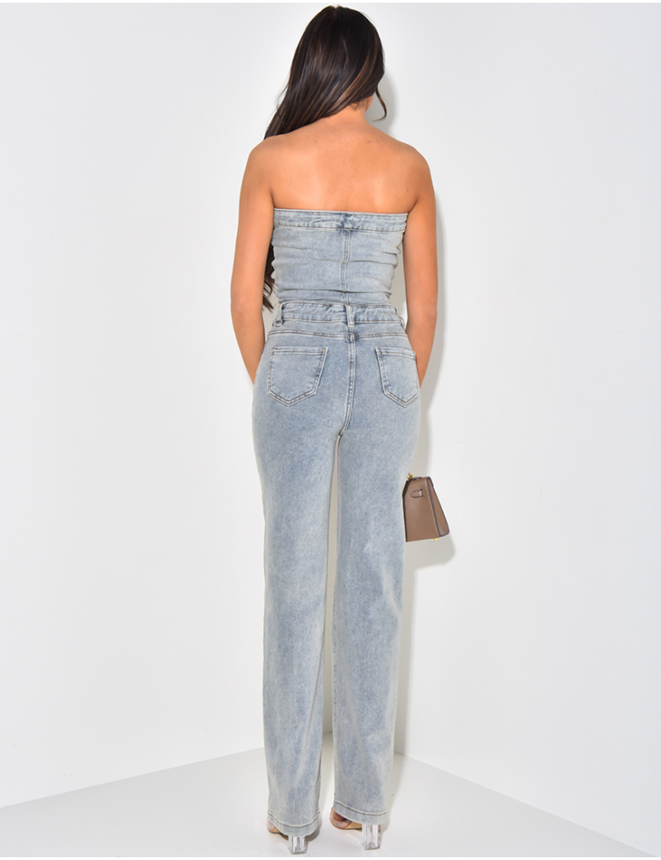 Bustierförmiger Jumpsuit aus Jeans mit Vintage-Waschung. Bustierförmiger Jumpsuit aus Jeans mit Vintage-Waschung.