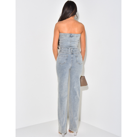 Bustierförmiger Jumpsuit aus Jeans mit Vintage-Waschung. Bustierförmiger Jumpsuit aus Jeans mit Vintage-Waschung.