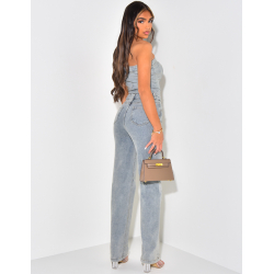 Bustierförmiger Jumpsuit aus Jeans mit Vintage-Waschung. Bustierförmiger Jumpsuit aus Jeans mit Vintage-Waschung.