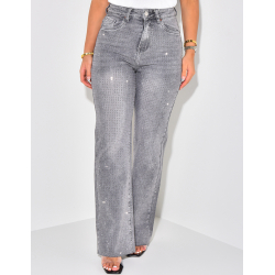 Gerade geschnittene Jeans mit hoher Taille und Strasssteinen auf Vorder- und Rückseite. Gerade geschnittene Jeans mit hoher Taille und Strasssteinen auf Vorder- und Rückseite.