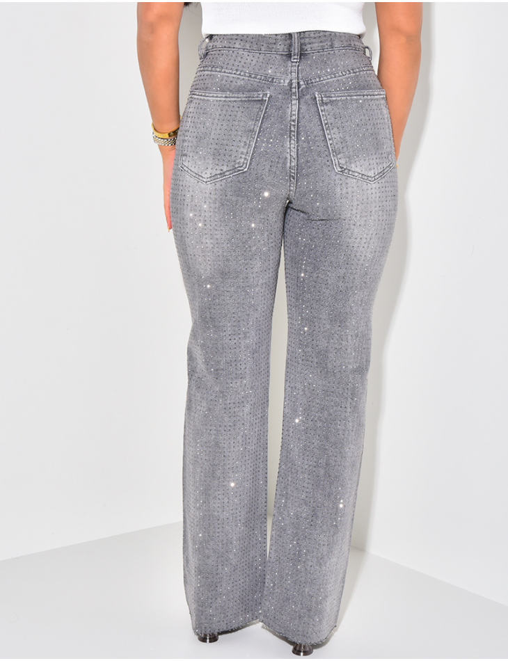 Gerade geschnittene Jeans mit hoher Taille und Strasssteinen auf Vorder- und Rückseite. Gerade geschnittene Jeans mit hoher Taille und Strasssteinen auf Vorder- und Rückseite.