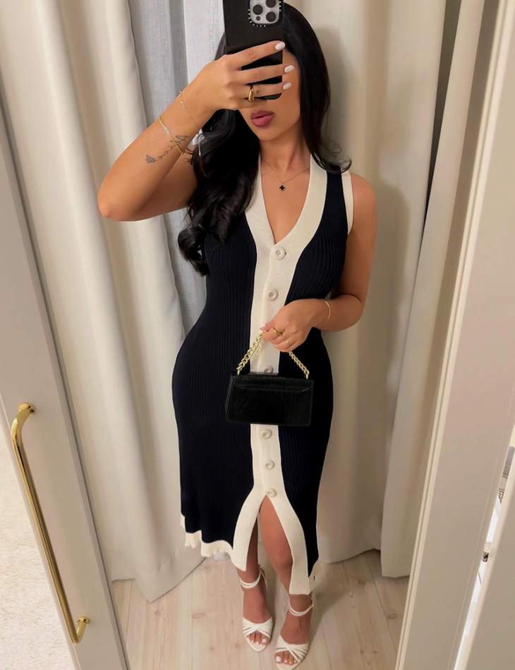 Ärmelloses geripptes Kleid mit kontrastierender Bordüre