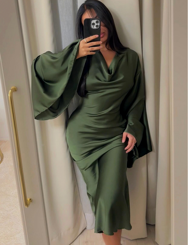 Langes Satinkleid mit drapiertem Kragen & ausgestellten Ärmeln *in beide Richtungen tragbar Langes Satinkleid mit drapiertem Kragen & ausgestellten Ärmeln *in beide Richtungen tragbar