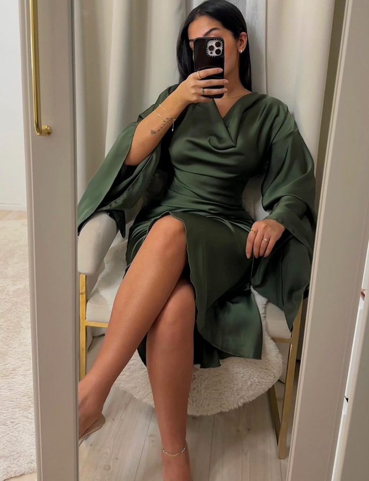 Langes Satinkleid mit drapiertem Kragen & ausgestellten Ärmeln *in beide Richtungen tragbar Langes Satinkleid mit drapiertem Kragen & ausgestellten Ärmeln *in beide Richtungen tragbar