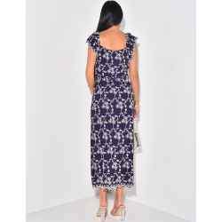 Kleid mit Knopfloch und gestickten Blumen