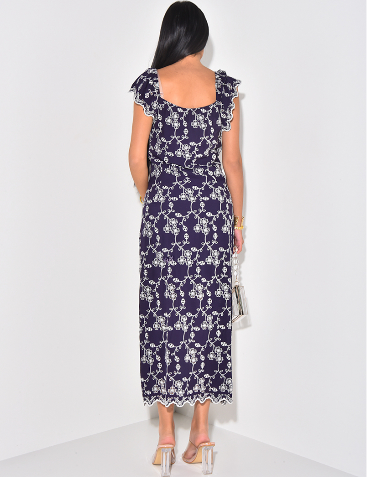 Kleid mit Knopfloch und gestickten Blumen