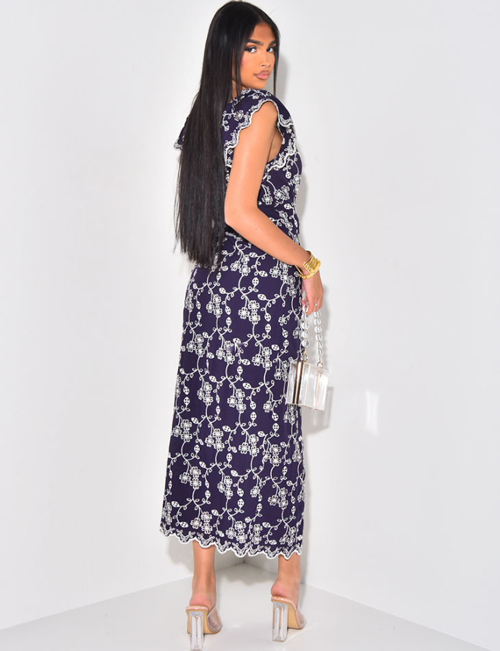 Kleid mit Knopfloch und gestickten Blumen