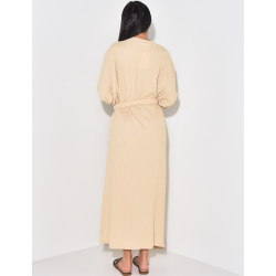 Langes, strukturiertes Kleid mit Gürtel Langes, strukturiertes Kleid mit Gürtel