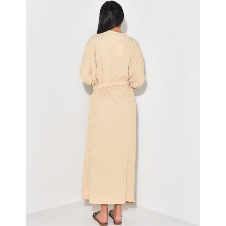 Langes, strukturiertes Kleid mit Gürtel Langes, strukturiertes Kleid mit Gürtel