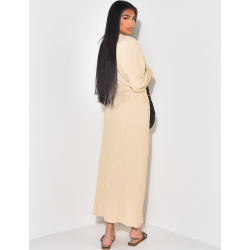 Langes, strukturiertes Kleid mit Gürtel Langes, strukturiertes Kleid mit Gürtel