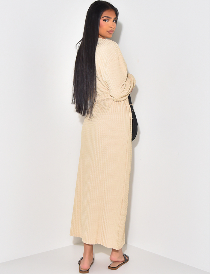 Langes, strukturiertes Kleid mit Gürtel Langes, strukturiertes Kleid mit Gürtel