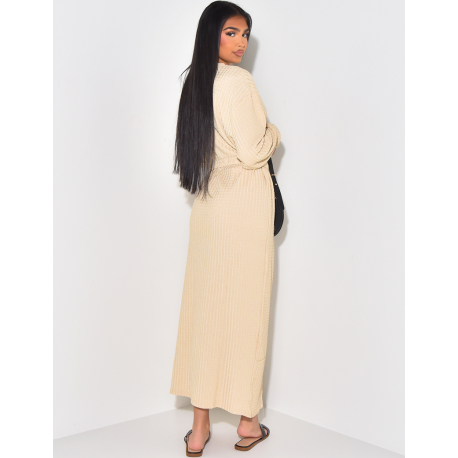 Langes, strukturiertes Kleid mit Gürtel Langes, strukturiertes Kleid mit Gürtel