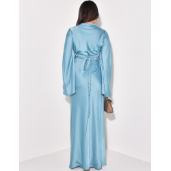 Robe longue satinée à col et manches évasés