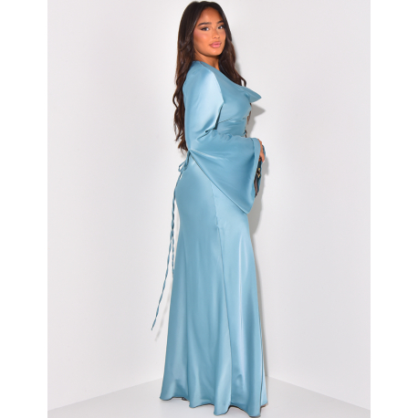 Robe longue satinée à col et manches évasés