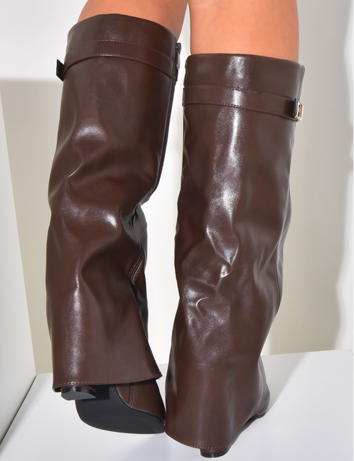 Bottes en similicuir à talons carré et rabat