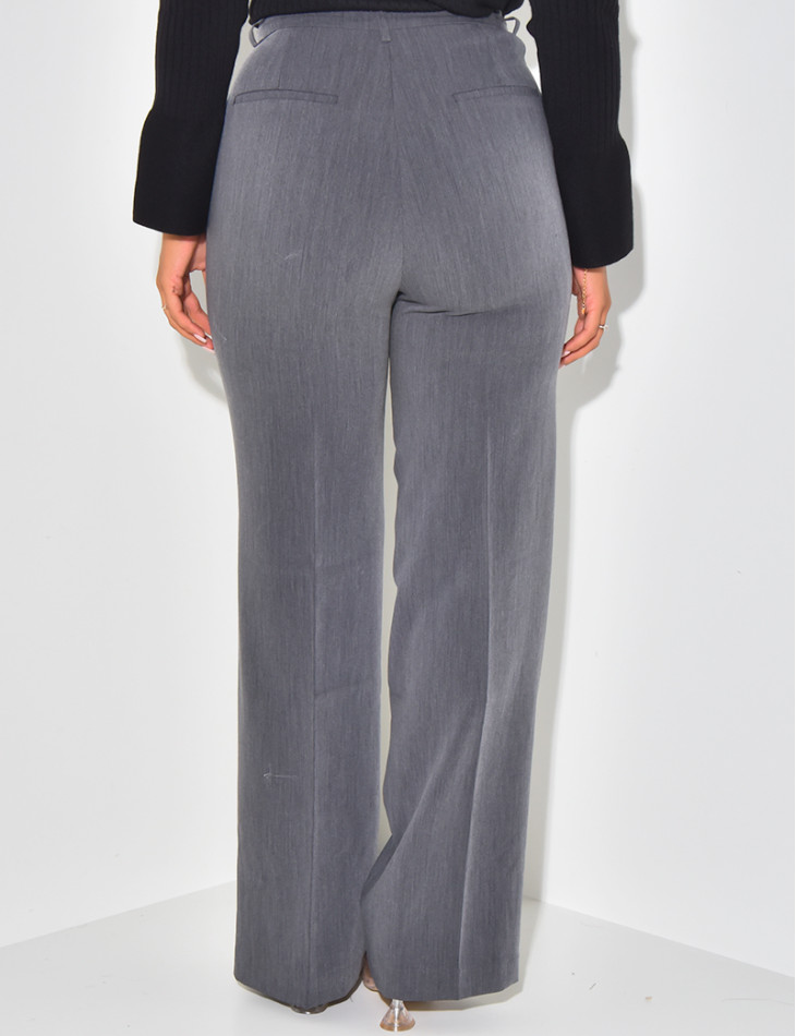 Gerade geschnittene Schneiderhose in melierter Optik.