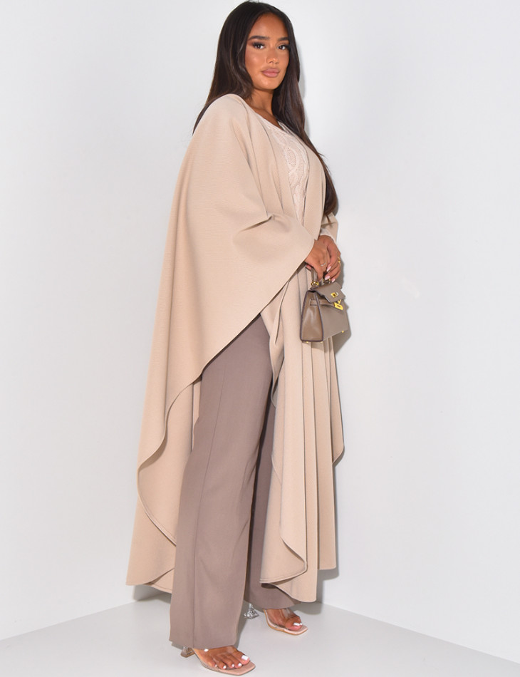 Langer Umhang aus strukturiertem Stoff