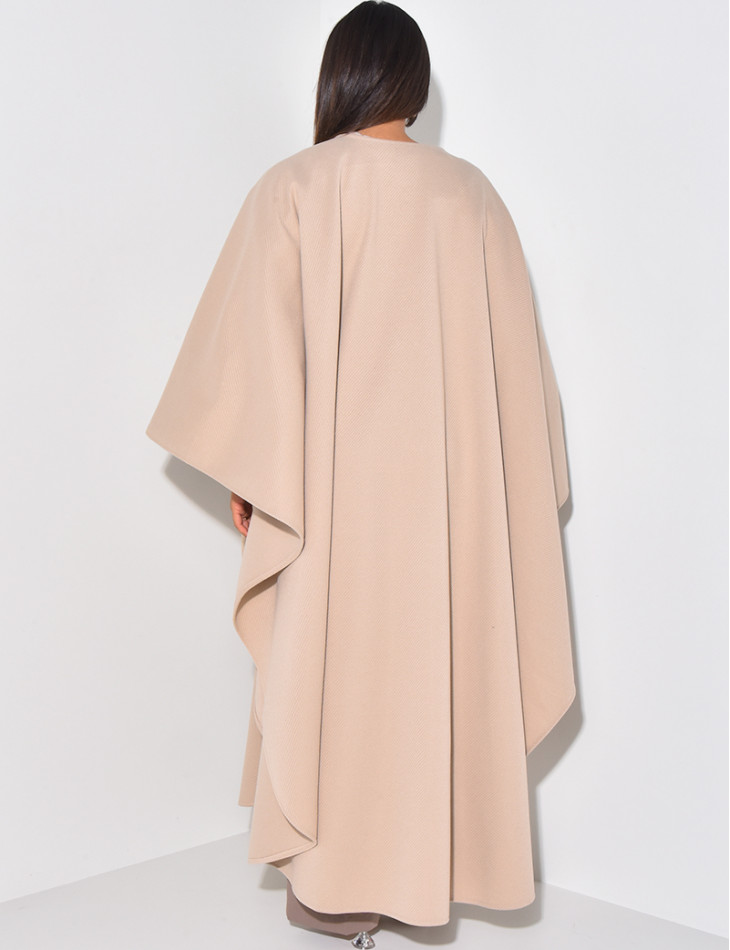 Langer Umhang aus strukturiertem Stoff