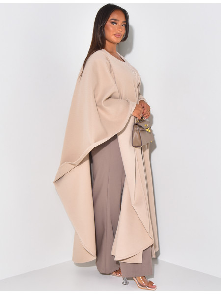 Langer Umhang aus strukturiertem Stoff