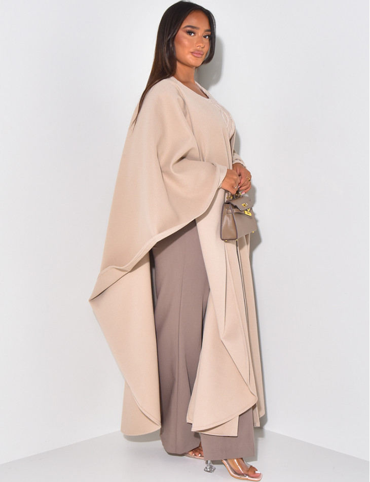 Langer Umhang aus strukturiertem Stoff