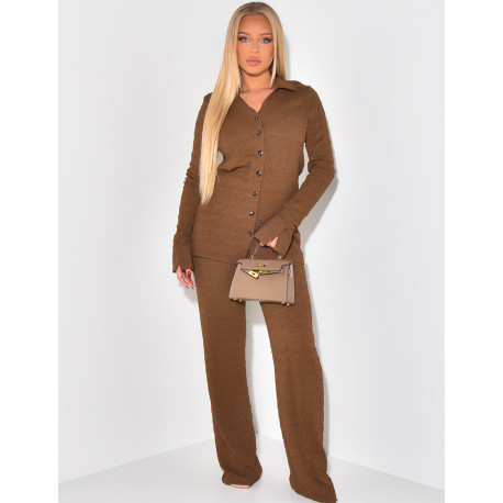 Ensemble aus tailliertem Hemd und gerader Hose aus strukturiertem Stoff.