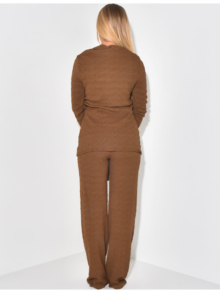 Ensemble aus tailliertem Hemd und gerader Hose aus strukturiertem Stoff.