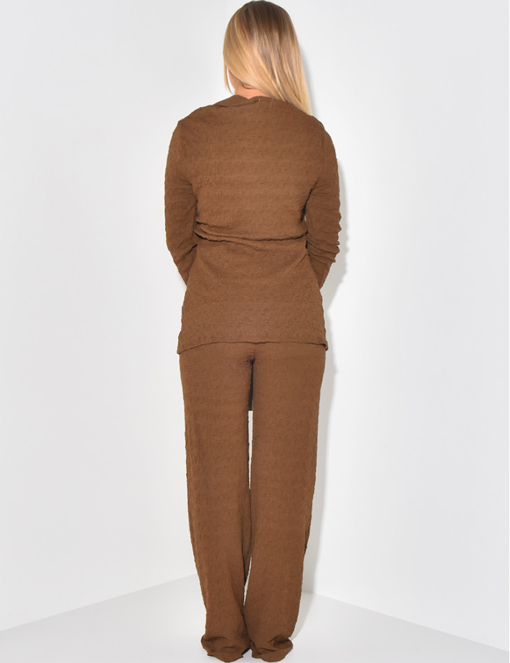 Ensemble aus tailliertem Hemd und gerader Hose aus strukturiertem Stoff.