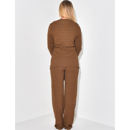 Ensemble aus tailliertem Hemd und gerader Hose aus strukturiertem Stoff.