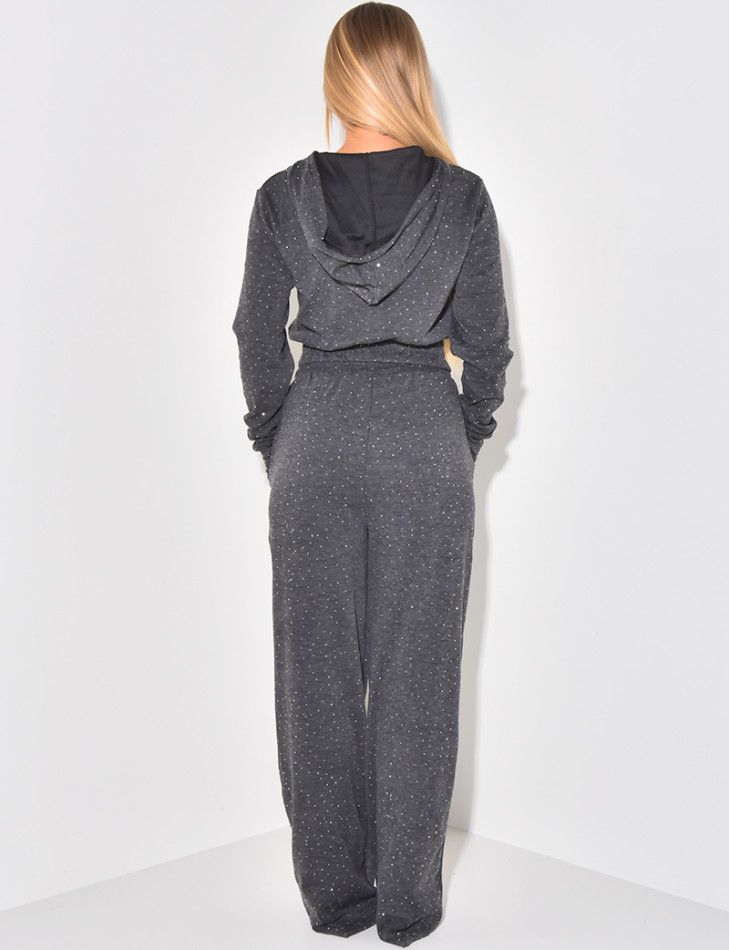 Set aus Weste mit Kapuze und gerader Hose mit Strasssteinen