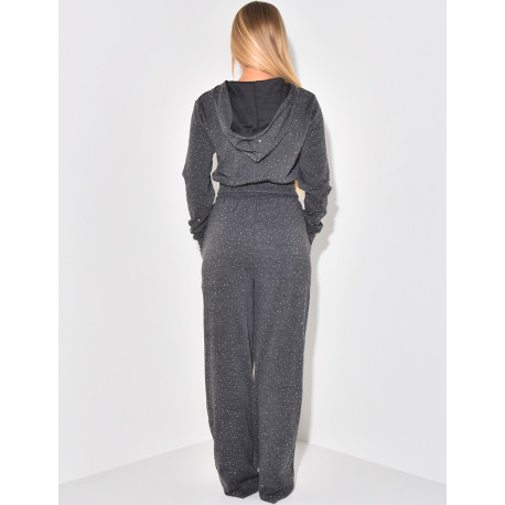 Set aus Weste mit Kapuze und gerader Hose mit Strasssteinen