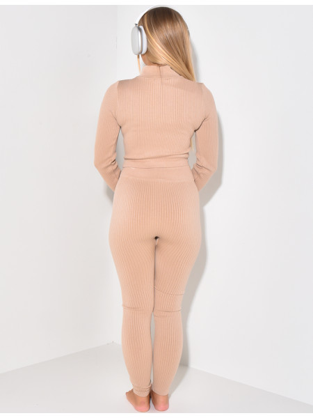 Geripptes Set aus Weste und Sportleggings