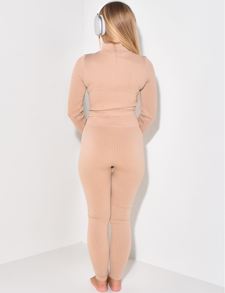 Geripptes Set aus Weste und Sportleggings