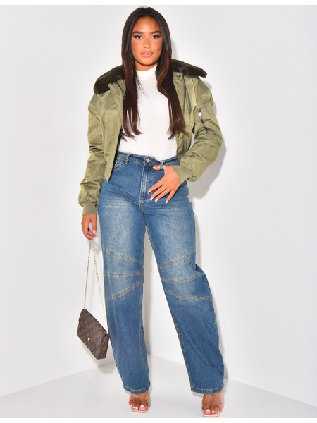 Weit geschnittene Jeans mit Steppnähten an den Knien.