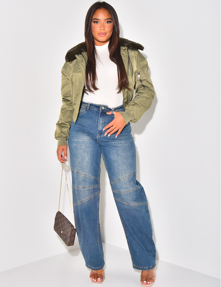 Weit geschnittene Jeans mit Steppnähten an den Knien.