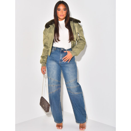 Weit geschnittene Jeans mit Steppnähten an den Knien.