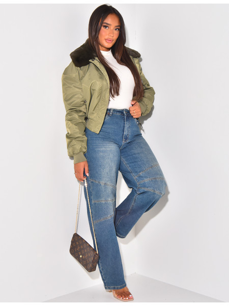 Weit geschnittene Jeans mit Steppnähten an den Knien.