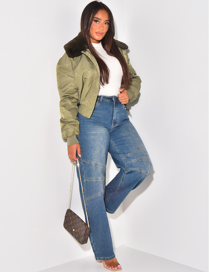 Weit geschnittene Jeans mit Steppnähten an den Knien.