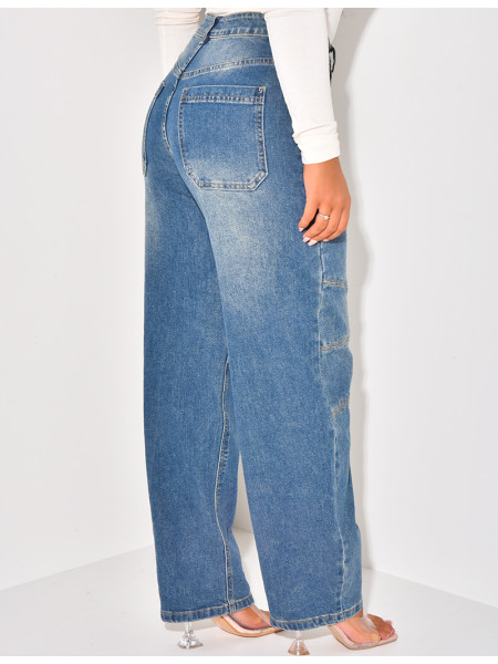 Weit geschnittene Jeans mit Steppnähten an den Knien.