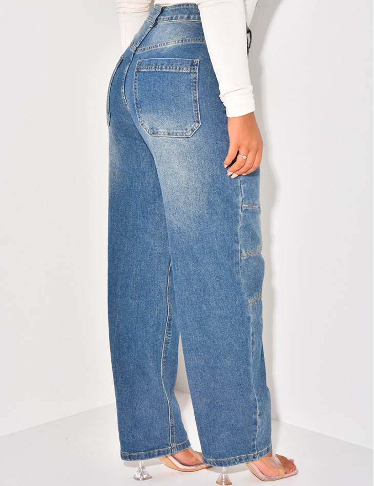 Weit geschnittene Jeans mit Steppnähten an den Knien.