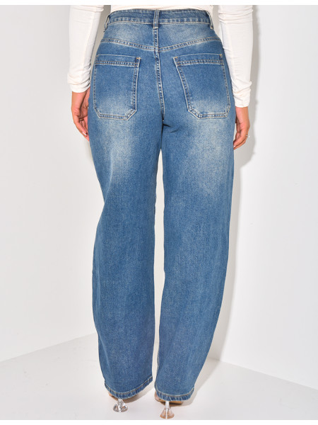 Weit geschnittene Jeans mit Steppnähten an den Knien.