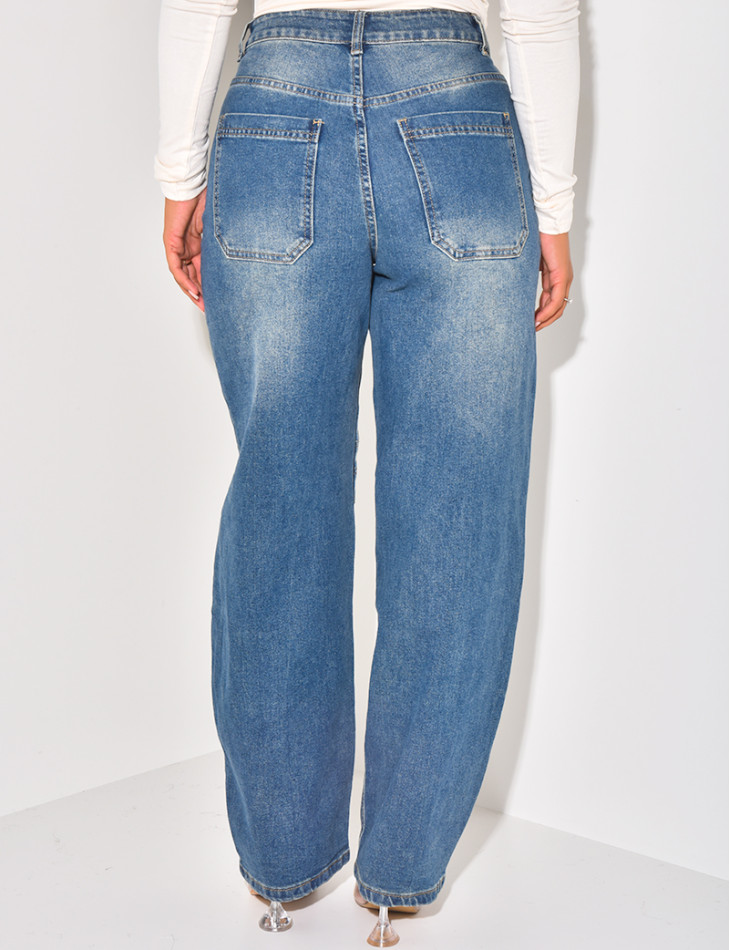 Weit geschnittene Jeans mit Steppnähten an den Knien.