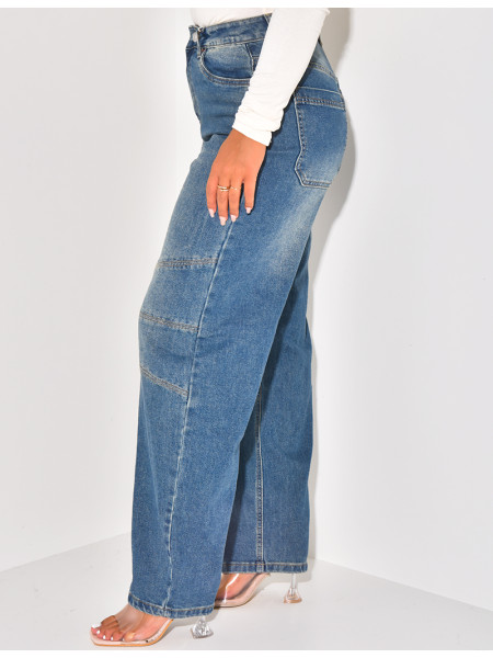 Weit geschnittene Jeans mit Steppnähten an den Knien.